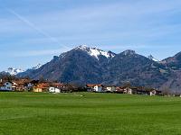 Blick über Staudach zu Gedererwand, Kampenwand, Friedenrath, Hochplatte, Geigelstein und Breitenstein
